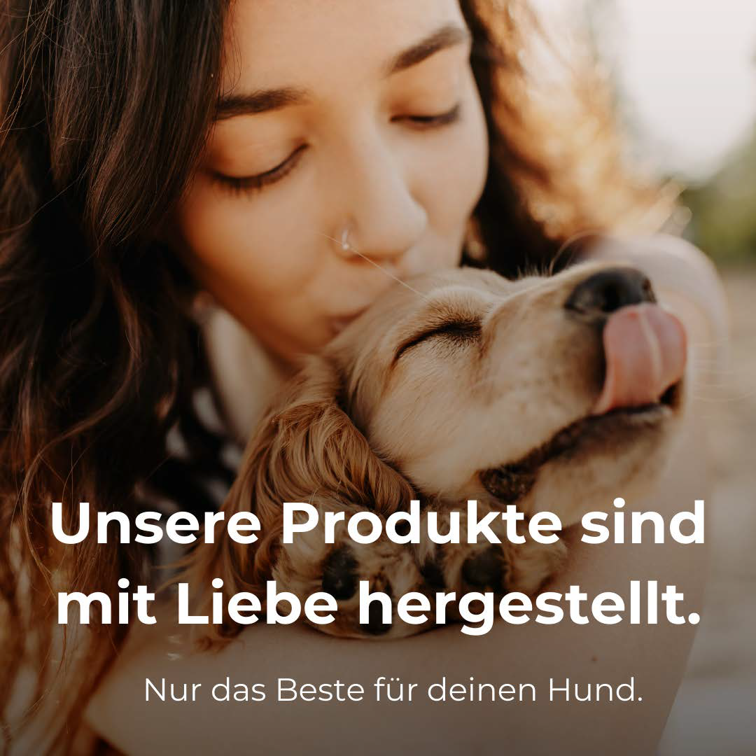 Frau küsst glücklichen Hund auf dem Arm; Overlay-Text: "Unsere Produkte sind mit Liebe hergestellt. Nur das Beste für deinen Hund."